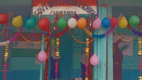 जम्मू-कश्मीर के चिरोंडा में दुल्हन की तरह सजे मतदान केंद्र, लोगों में उत्साह