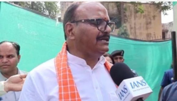 यूपी डिप्टी सीएम बृजेश पाठक ने वोट डालने के बाद लोगों से की मतदान की अपील