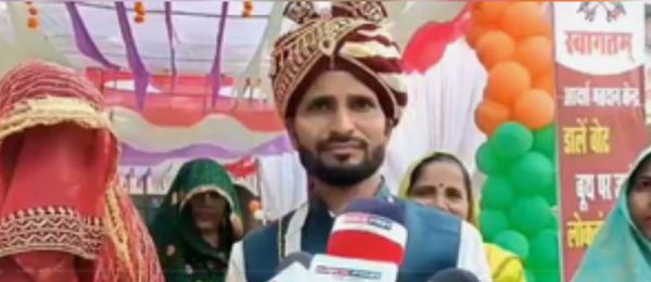 चुनाव के रंग : शादी की रस्में बीच में छोड़ मतदान करने पहुंचे दूल्हा-दुल्हन