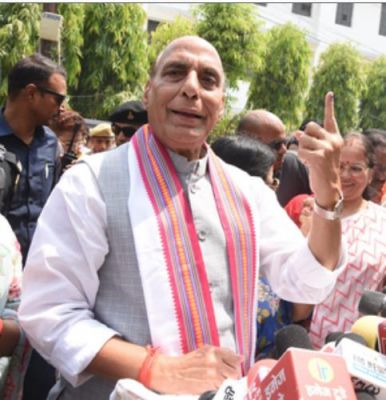 पांचवें चरण में राजनाथ सिंह ने डाला वोट, सपा ने लगाई शिकायतों की झड़ी 