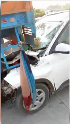 ईस्टर्न पेरीफेरल हाईवे पर तेज रफ्तार कार ट्राले में घुसी, कई लोग घायल 
