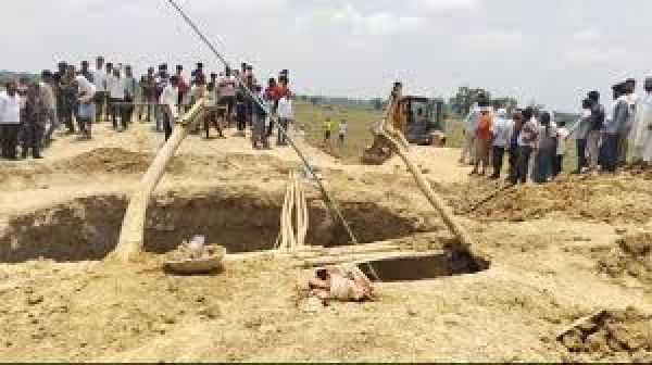 झारखंड में कुआं खोदने के दौरान चार श्रमिक दबे