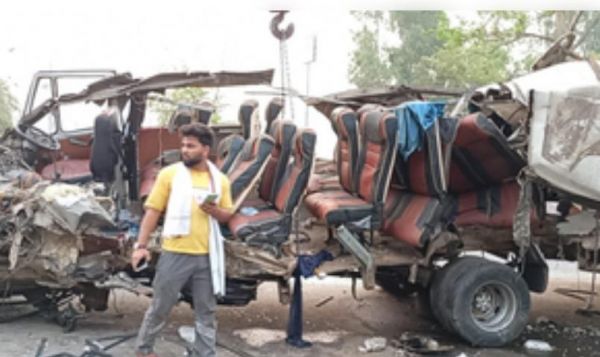 अंबाला : वैष्णो देवी जा रही ट्रैवलर बस ट्रक से टकराई, सात की मौत 