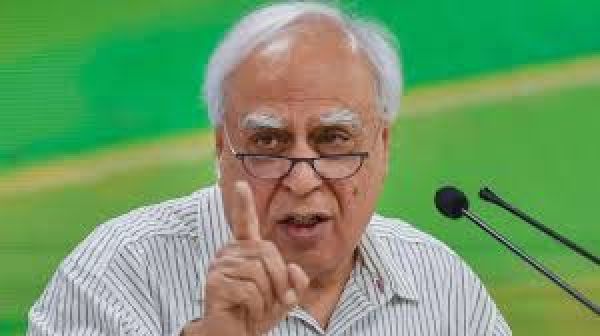 न्यायालय निर्वाचन आयोग को ईवीएम के ‘लॉग’ दो-तीन साल तक सुरक्षित रखने का निर्देश दे: सिब्बल