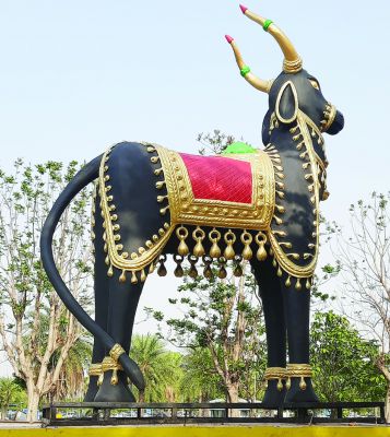सुप्रसिद्ध मूर्तिकार की बनाई 12 फीट ऊंची बस्तर आर्ट नयनाभिराम कलाकृति रायपुर एयरपोर्ट में 
