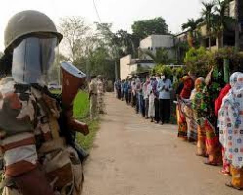 पश्चिम बंगाल: मतदान के दौरान कुछ इलाकों में हिंसा की छिटपुट घटनाएं हुईं