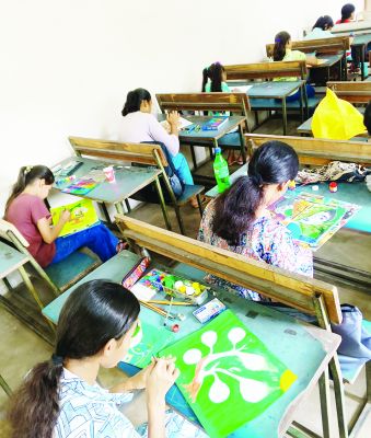 अग्रसेन महावि पोस्टर स्पर्धा में सौम्या और भव्यता विजेता