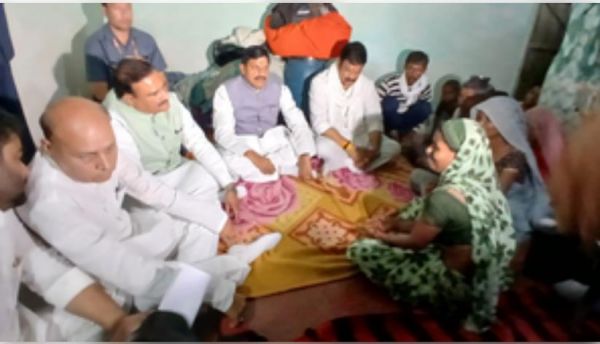 सागर में पीड़ित परिवार से मिले मोहन यादव, आर्थिक मदद और पुलिस चौकी खोलने का किया ऐलान 