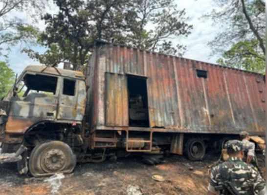 झारखंड में नक्सलियों ने केबल बिछा रही कंपनी का कंटेनर फूंका, एक की जिंदा जलकर मौत