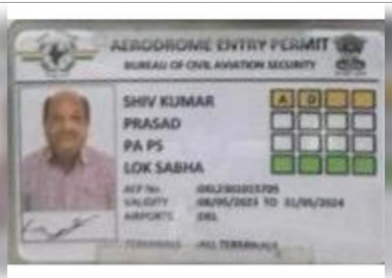 सोने की तस्करी मामले में हिरासत में लिए गए शशि थरूर के पीए