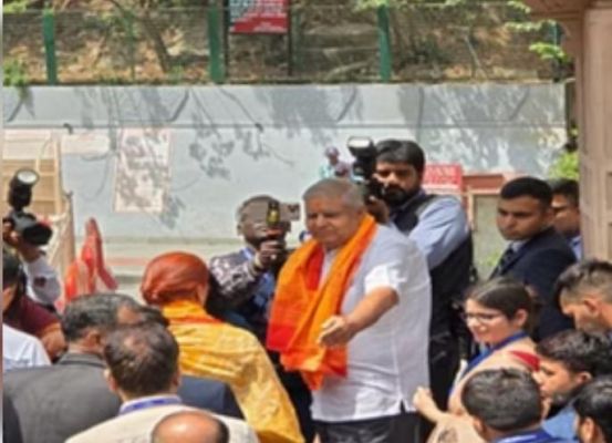 एक दिवसीय दौरे पर अपनी पत्नी के साथ उत्तराखंड पहुंचे उपराष्ट्रपति जगदीप धनखड़ 