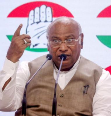 इंडिया गठबंधन की बहुमत वाली सरकार बनेगी, सभी दलों की सहमति से चुनेंगे प्रधानमंत्री : खड़गे 