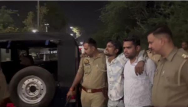 नोएडा में पुलिस और बदमाश के बीच मुठभेड़, चोरी का वाहन, अवैध हथियार बरामद 