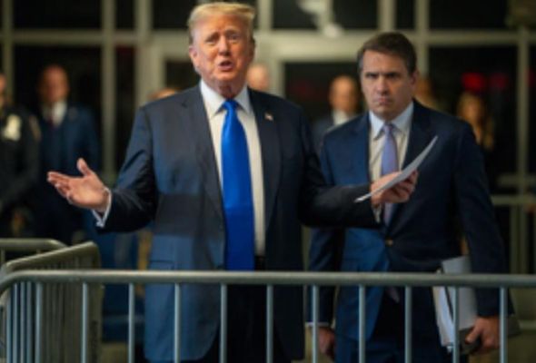 पोर्न स्टार को चोरी छुपे पैसे देने के आरोप में अमेरिकी पूर्व राष्ट्रपति डोनाल्ड ट्रंप दोषी करार 