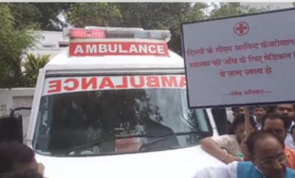 सीएम केजरीवाल के आवास एंबुलेंस लेकर रवाना हुए बीजेपी नेता विजय गोयल 