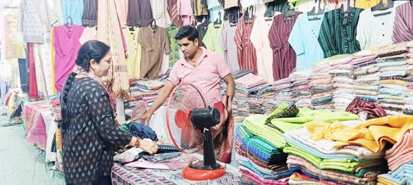 जबरदस्त प्रतिसाद और मांग के चलते खादी महोत्सव 4 तक
