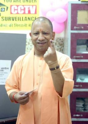 उत्तर प्रदेश : सिक्किम के राज्यपाल, सीएम योगी समेत कई दिग्गजों ने सातवें चरण में किया मतदान 