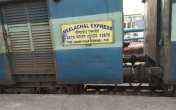झारखंड में नीलांचल एक्सप्रेस पर ओवरहेड तार गिरा, दो यात्री गंभीर