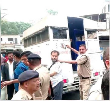 बाबा साहनी आत्महत्या मामला : कोर्ट परिसर में आरोपी अजय गुप्ता और अनिल गुप्ता पर फेंकी गई स्याही 