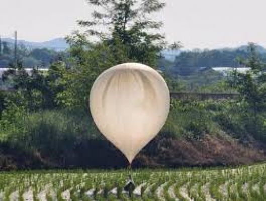 उत्तर कोरिया ने दक्षिण कोरिया पर फिर से कूड़े से भरे बलून गिराए