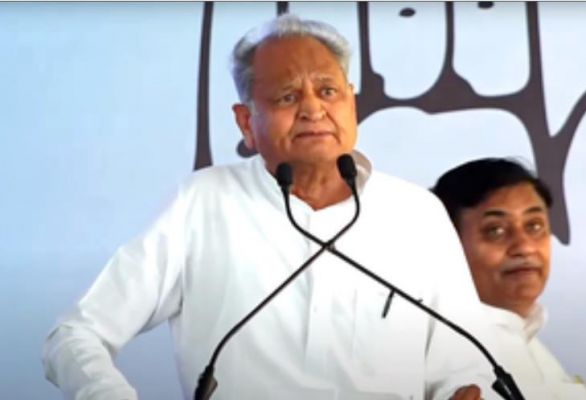 पीएम मोदी को प्रधानमंत्री पद की दावेदारी छोड़ देनी चाहिए : अशोक गहलोत 