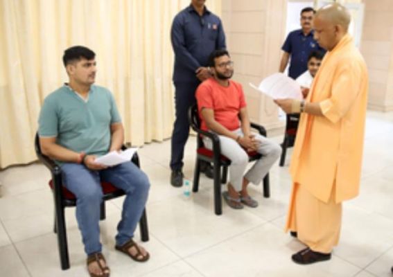 जनता दर्शन में सीएम योगी के कड़े निर्देश, आमजन के काम में अनदेखी कतई बर्दाश्त नहीं 