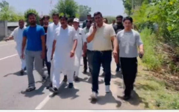 उपचुनाव में जीत के बाद मां चिंतपूर्णी के दर्शन करने पैदल यात्रा पर निकले हिमाचल विधायक विवेक शर्मा 