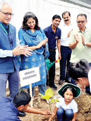 छग राज्य ग्रामीण बैंक ने बुजुर्गों और बच्चों संग किया वृक्षारोपण