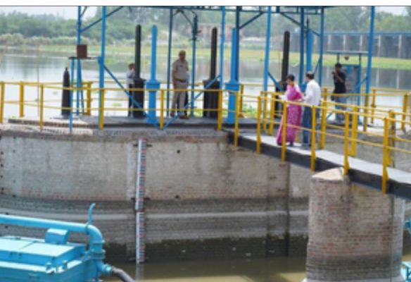 दिल्ली सरकार की जल मंत्री आतिशी ने वजीराबाद बैराज का किया दौरा 