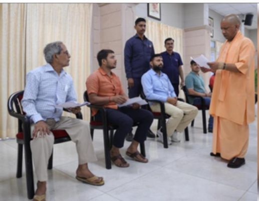 जनता दरबार में सीएम योगी ने कहा, जमीन पर कब्जा बर्दाश्त नहीं 