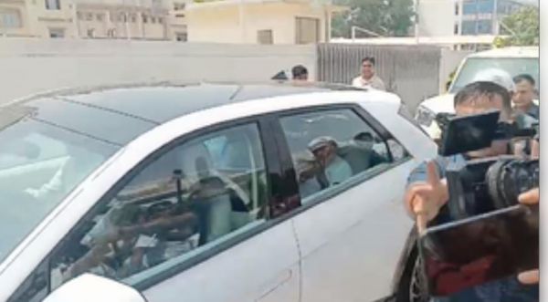 दिल्ली से पटना लौटे नीतीश, हवाई अड्डे पर कार्यकर्ताओं ने जमकर लगाए नारे 
