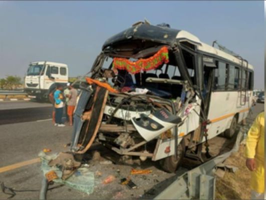 पूर्वांचल एक्सप्रेसवे पर बस ने डंपर में मारी टक्कर, चार की मौत