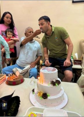 लालू यादव ने जन्मदिन पर परिवार के साथ काटा केक 