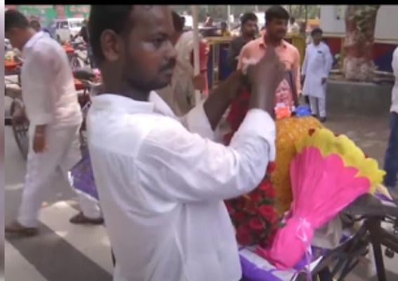 लालू ने जन्मदिन पर काटा 77 पौंड का केक, राबड़ी आवास के बाहर जश्न का माहौल