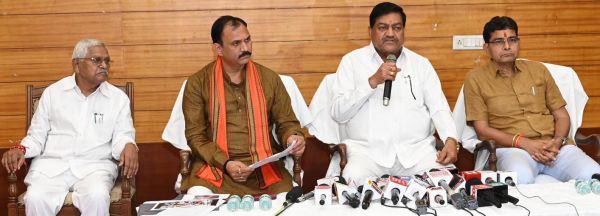 ‘छत्तीसगढ़’ का  संपादकीय :  आग से धुआं उठना जारी है, और मंत्री द्वारा कांग्रेस पर  साजिश की तोहमत!