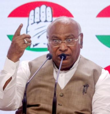 नीट में 'पैसे दो, पेपर लो' का खेल हुआ है : कांग्रेस अध्यक्ष खड़गे 