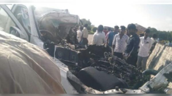 कर्नाटक में सड़क हादसे में दो साल के बच्चे समेत तीन की मौत 