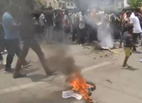 नीट परीक्षा रद्द करने की मांग को लेकर पटना में सड़कों पर उतरे छात्र, पुलिस ने भांजी लाठियां