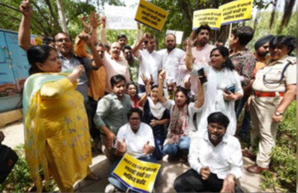 नीट विवाद पर घमासान जारी, 'आप' यूथ विंग ने केंद्रीय शिक्षा मंत्री के आवास पर किया प्रदर्शन 