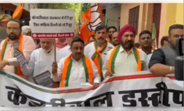 दिल्ली जल संकट : केजरीवाल सरकार के खिलाफ भाजपा सांसद प्रवीण खंडेलवाल ने किया प्रदर्शन 