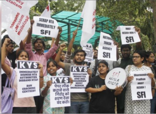 छात्रों ने शिक्षा मंत्रालय के समक्ष किया प्रदर्शन, एनटीए को निरस्त करने की मांग 