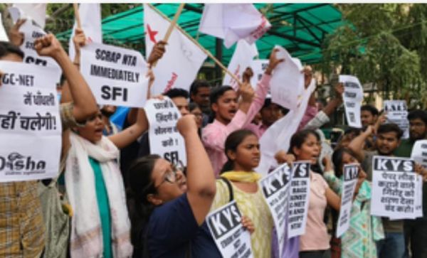 यूजीसी-नेट का एग्जाम कैंसिल होने से खफा छात्रों का दिल्ली की सड़कों पर जोरदार प्रदर्शन 
