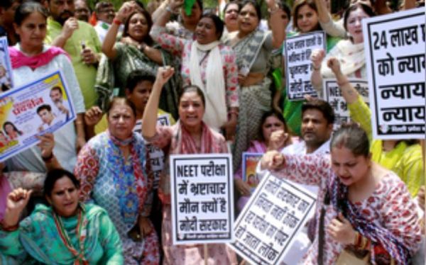 नीट पर देश में कई जगहों पर कांग्रेस व छात्रों का प्रदर्शन, डीयू नहीं पहुंचे शिक्षा मंत्री 