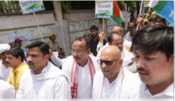 नीट मामले में कांग्रेस का जोरदार प्रदर्शन, हिरासत में लिए गए अजय राय 