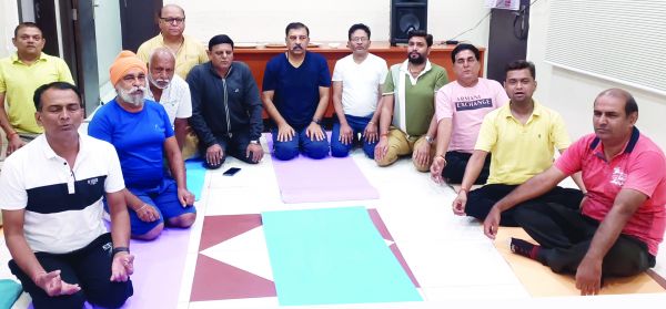 भागमभाग, तनाव भरी जिदंगी और अनियमित दिनचर्या के लिए योग एक औषधि तरह-कैट