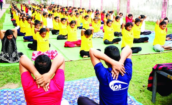 700 कर्मचारी, परिवार, व्यावसायिक साझेदार और स्थानीय लोग बालको योगाभ्यास शिविर में शामिल