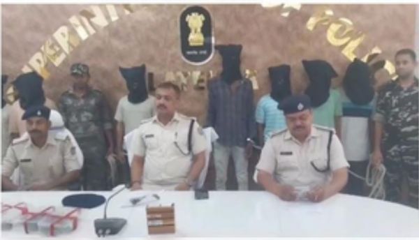 लातेहार में बड़ी घटना को अंजाम देने की तैयारी कर रहे सात नक्सली हथियारों के साथ गिरफ्तार 