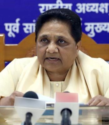 सत्ता पक्ष और विपक्ष संविधान बचाने का कर रहे नाटक : मायावती 