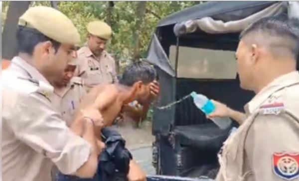 ग्रेटर नोएडा डीएम ऑफिस के सामने युवक ने किया आत्मदाह का प्रयास, पूर्व में जा चुका है जेल