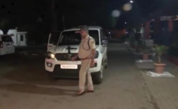 कर्नाटक में फिल्मी अंदाज में पुलिस के काफिले पर हमला कर डकैती के आरोपी को छुड़ा ले गये गैंगस्टर 
